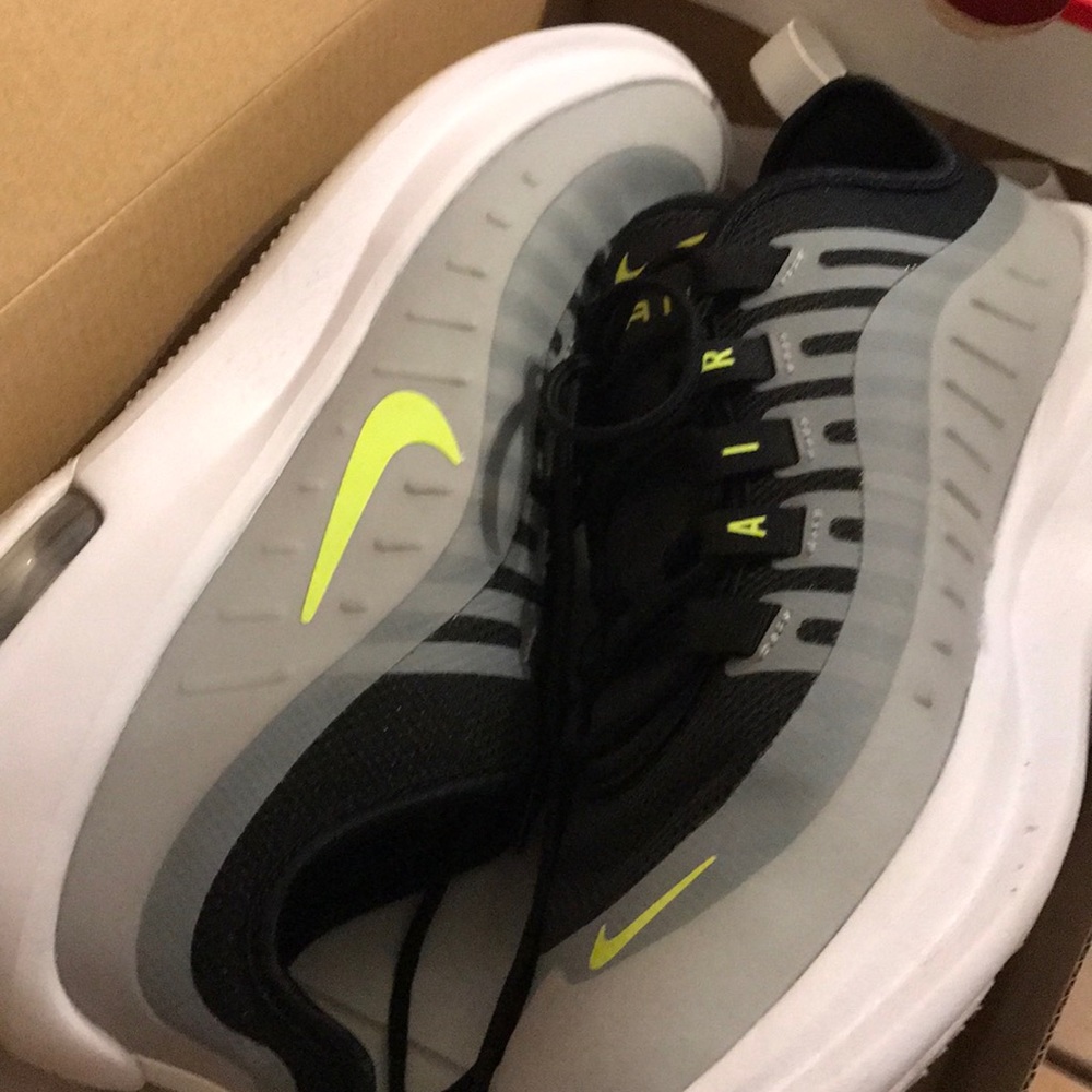 NIKE AIR MAX AXIS